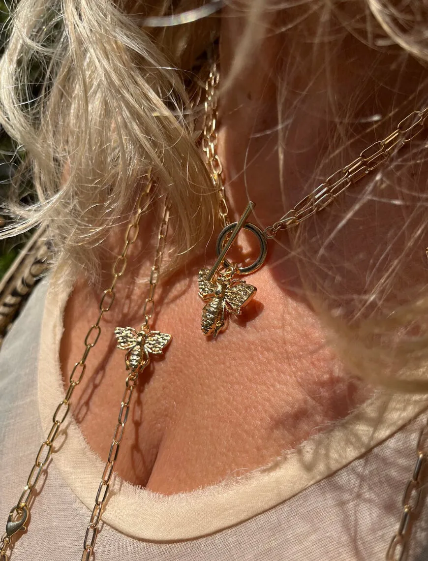 Contemporary T-Bar Bee Necklace In Gold-Tone