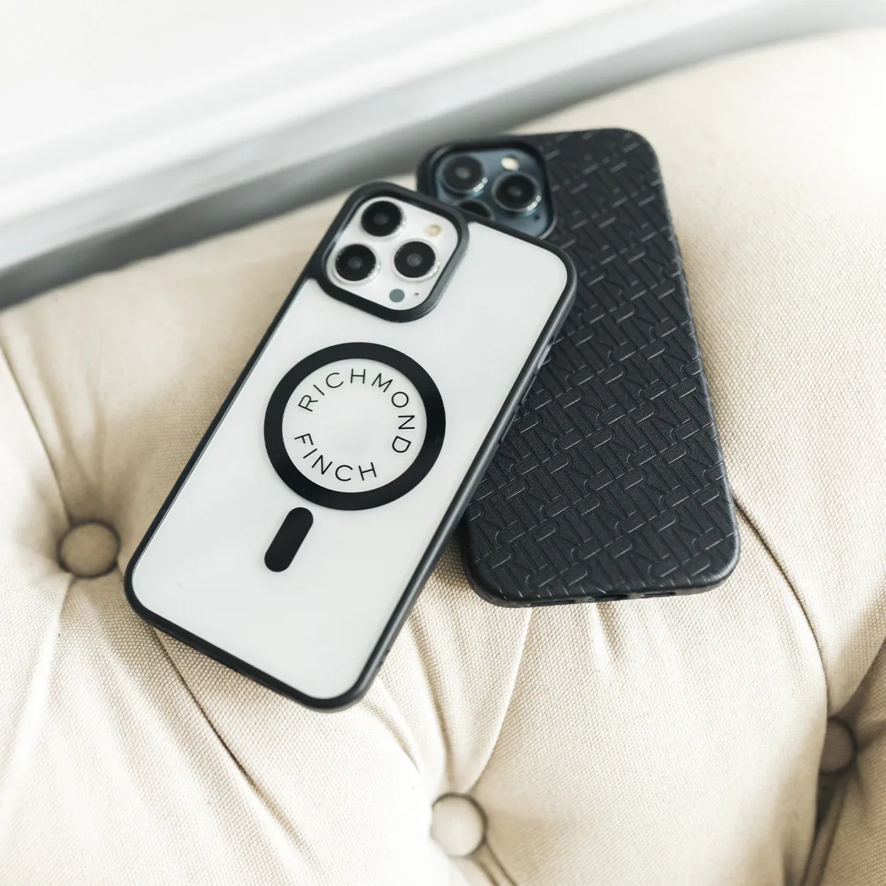 RICHMOND AND FINCH Premium iPhone 14 Series - Clear MagSafe